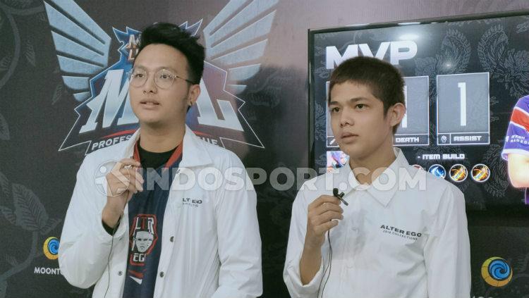 Maungzy (kanan) usai membawa tim Alter Ego unggul atas RRQ Hoshi di pekan kedua MPL Indonesia season 5. - INDOSPORT
