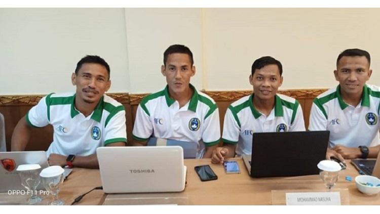 Empat mantan pemain Timnas Indonesia, Zulkifli Syukur, Ambrizal, Muhammad Nasuha, dan Taufik Kasrun tengah mengikuti kursus kepelatihan Lisensi B AFC di Denpasar, Bali.