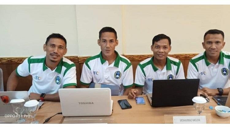 Empat mantan pemain Timnas Indonesia, Zulkifli Syukur, Ambrizal, Muhammad Nasuha, dan Taufik Kasrun tengah mengikuti kursus kepelatihan Lisensi B AFC di Denpasar, Bali. - INDOSPORT