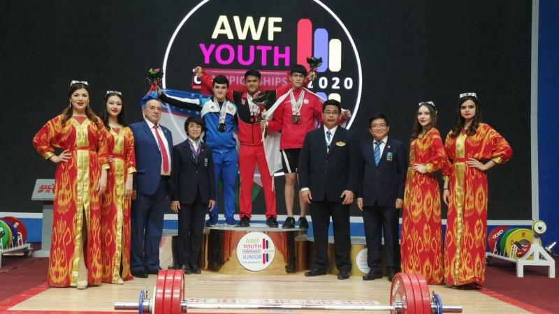 Rizky Juniansyah berhasil memecahkan rekor dunia di Kejuaran Angkat Besi Asia 2020. - INDOSPORT