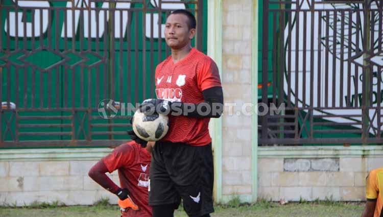 Sahari Gultom sudah tak lagi menjadi bagian PSMS Medan untuk Liga 2 2020 setelah mundur dari tugasnya sebagai pelatih kiper PSMS pekan lalu. Meski begitu, Sahari tetap memberikan perhatian untuk penjaga gawang PSMS, Abdul Rohim.