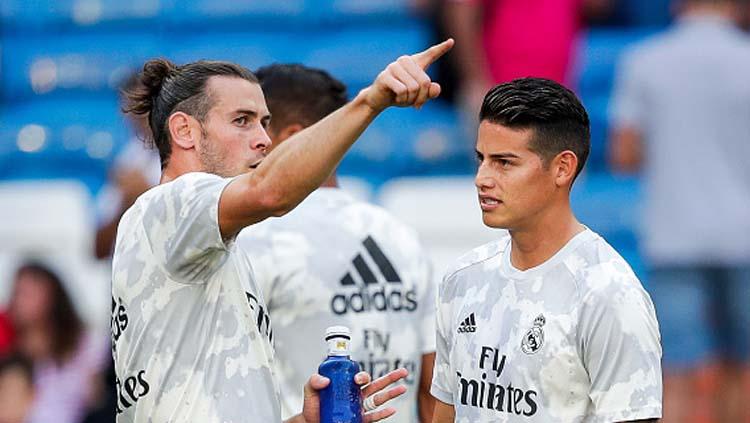 Dua penggawa klub Liga Spanyol Real Madrid, Gareth Bale (kiri) dan James Rodriguez berbincang di sela-sela latihan Copyright: Soccrates Images/GettyImages