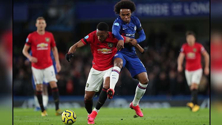 Duel antara pemain Chelsea, Willian (kanan) dengan pemain Manchester United, Anthony Martial di babak pertama Liga Inggris 2019-2020 - INDOSPORT