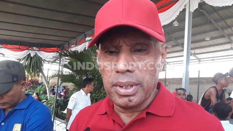 Ketua Umum Persipura Jayapura, Benhur Tomi Mano, memberikan keterangan pers menjelang kick-off Liga 1 2020.