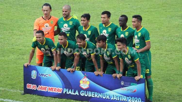 Skuat Persebaya jelang laga semifinal Piala Gubernur Jatim 2020 melawan Arema FC. Copyright: Fitra Herdian/INDOSPORT
