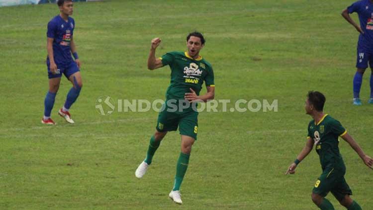 Selebrasi Mahmoud Eid gol ketiga sebelum peluit wasit di bunyikan babak pertama. Copyright: Fitra Herdian/INDOSPORT