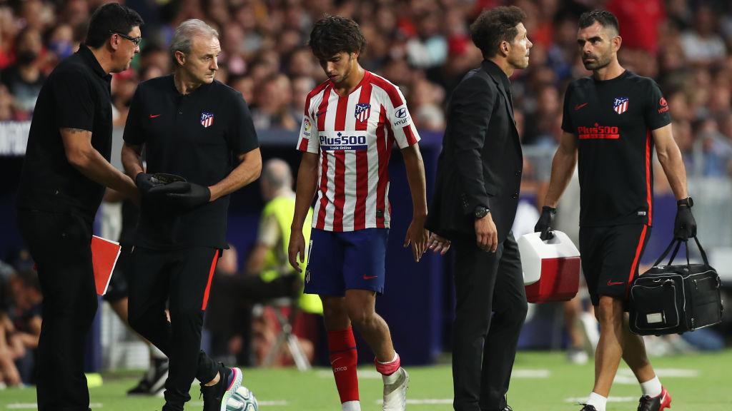 Joao Felix tertunduk lesu usai meninggalkan lapangan