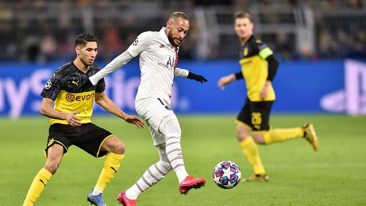 Penyerang Paris Saint-Germain (PSG), Neymar, beruntung terhindar dari kartu merah setelah kedapatan menyikut pemain Borussia Dortmund, Axel Witsel, di leg pertama babak 16 besar Liga Champions 2019/20, Rabu (19/02/20) dini hari WIB. - INDOSPORT