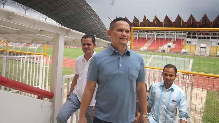 Presiden Persiraja Banda Aceh, Nazaruddin Dek Gam, meninjau langsung kesiapan Stadion Harapan Bangsa, Selasa (18/2/20). - INDOSPORT