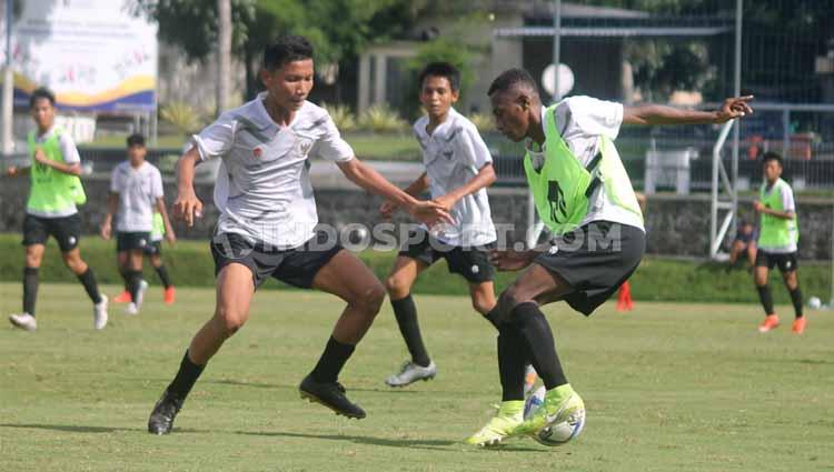 Timnas Indonesia U-16 saat latihan di Lapangan Universitas Islam Indonesia (UII), Sleman, Rabu (19/02/20).