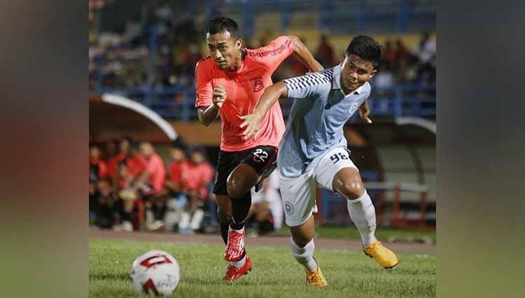 Bek sayap kanan Sulut United, Habibi, berduel dengan penyerang sayap kiri Borneo FC, Sultan Samma.