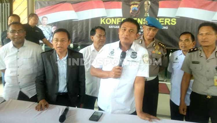 Kombes Pol Budi Haryanto ketika memberi keterangan kepada awak media soal dibentuknya Satgas Anti Mafia Bola di Wilayah Hukum Jawa Tengah.