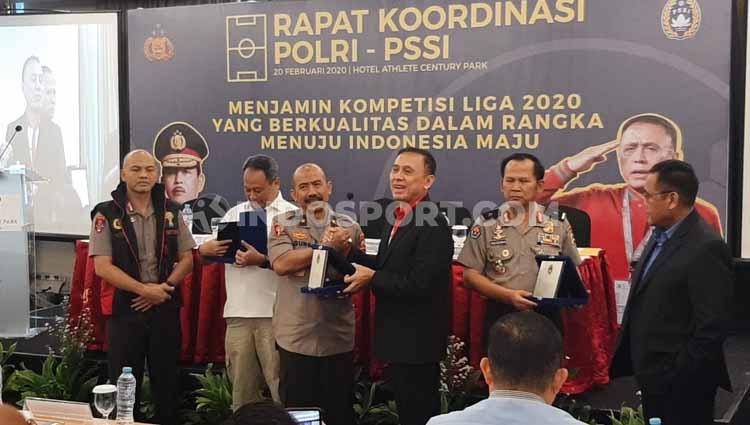 Induk federasi sepak bola (PSSI) untuk pertama kalinya menggelar rapat kordinasi dengan pihak kepolisian. Hal ini untuk persiapan kick off Liga 1 2020. - INDOSPORT