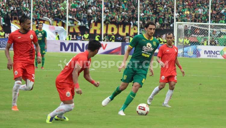 Pemain Persebaya Surabaya, Mahmod Eid (kedua kanan) mencoba melewati pertahan Persija Jakarta pada babak final Piala Gubernur Jatim 2020 di Stadion Gelora Delta Sidoarjo, Kamis (20/02/20).