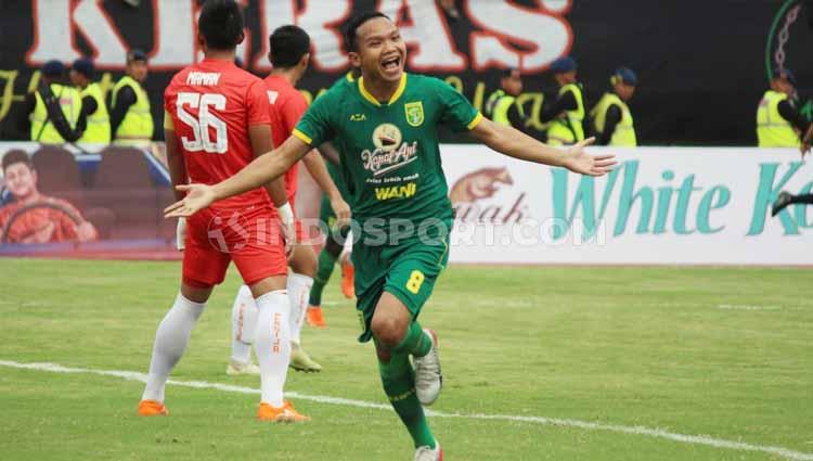 Selebrasi pemain Persebaya, Oktavianus Vernando usai mencetak gol menit ke-3 ke gawang Persija Jakarta pada babak final Piala Gubernur Jatim 2020 di Stadion Gelora Delta Sidoarjo, Kamis (20/02/20).