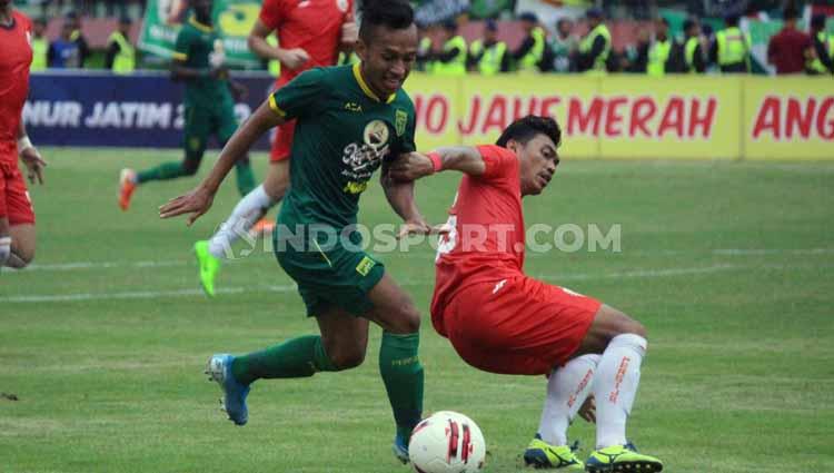 Pemain Persebaya, Irfan Jaya melewati bek Persija, Alfath Fathier pada laga final Piala Gubernur Jatim 2020 di Stadion Gelora Delta Sidoarjo, Kamis (20/02/20).