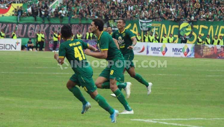 Selebrasi pemain Persebaya, Mahmoud Eid usai mencetak gol keempat ke gawang Persija pada laga final Piala Gubernur Jatim 2020 di Stadion Gelora Delta Sidoarjo, Kamis (20/02/20).