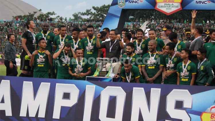 Para pemain Persebaya Surabaya bersiap mengangkat Piala Gubernur Jatim 2020 pada acara penyerahan trophy juara di Stadion Gelora Delta Sidoarjo, Kamis (20/02/20).