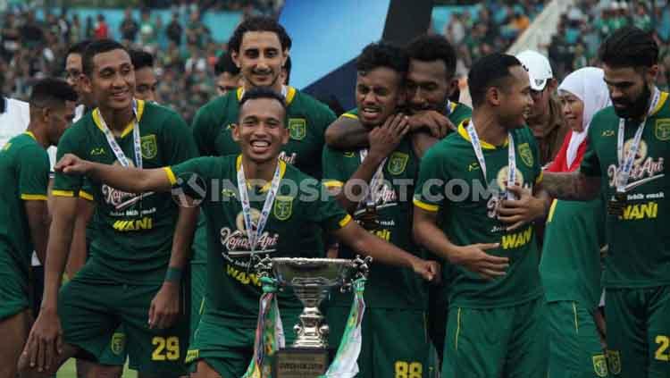 Para pemain Persebaya Surabaya berselebrasi usai keluar sebagai juara Piala Gubernur Jatim 2020 di Stadion Gelora Delta Sidoarjo, Kamis (20/02/20).