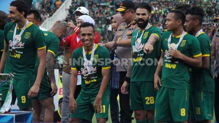 Para pemain Persebaya Surabaya berselebrasi usai keluar sebagai juara Piala Gubernur Jatim 2020 di Stadion Gelora Delta Sidoarjo, Kamis (20/02/20).