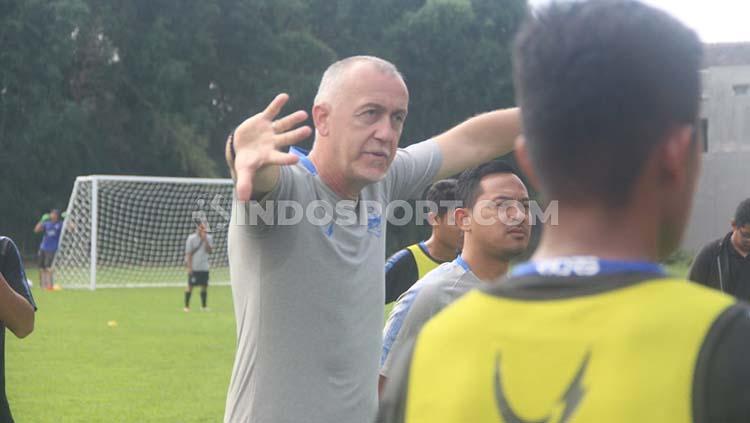 Pelatih Dragan Djukanovic ketika memimpin latihan PSIS beberapa waktu lalu.