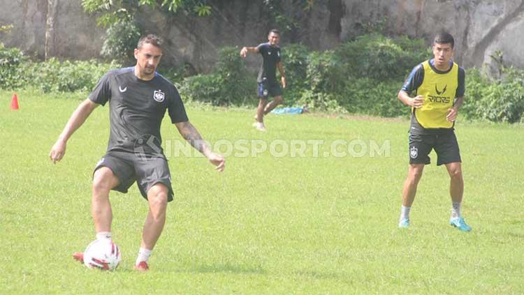 Flavio Beck ketika memberi umpan pada latihan rutin PSIS.