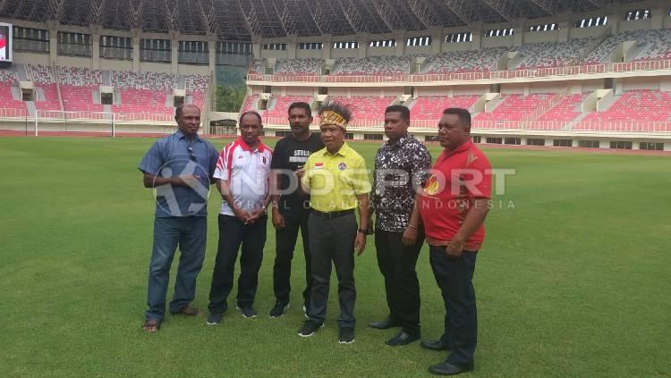 Legenda klub Liga 1 Persipura (dari kiri ke kanan): Yafet Sibi, Rully Nere, Eduard Ivakdalam, Ronny Wabia dan Chris Leo Yarangga saat berfoto bersama Menpora RI, Zainudin Amali (tengah) di Stadion Papua Bangkit