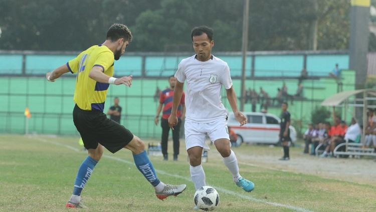Bek senior PSMS Medan, Syaiful Ramadhan (baju putih), dalam laga uji coba menjelang kick-off Liga 2 2020.
