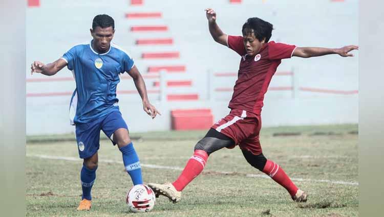 Penyerang PSIM Yogyakarta, TA Musafri berusaha melewati pemain Timnas PPLM Indonesia dalam uji coba di Lapangan Dwi Windu, Bantul, Jumat (21/02/20). PSIM menang 2-0. Copyright: Media PSIM