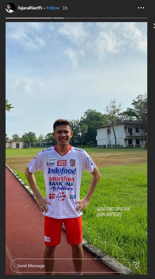 Pebulutangkis Ganda Putra Indonesia, Fajar Alfian, kenakan jersey terbaru klub Liga 1, Bali United. Copyright: Instagram/@fajaralfian95