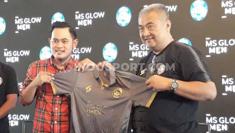 Konsep monokrom membuat tampilan jersey Arema FC kini lebih klimis dengan brand iklan yang tak lagi berwarna-warni untuk Liga 1 2020.
