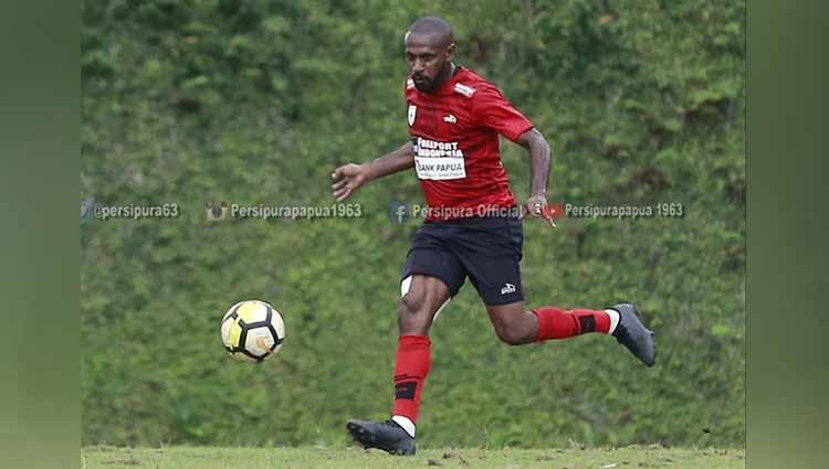 Kapten Persipura Jayapura, Boaz Solossa. Copyright: Instagram@persipurapapua1963