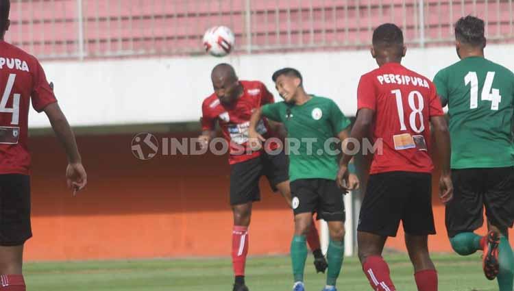 Laga uji coba antara Persipura vs PSS Sleman di Stadion Maguwoharjo, Sleman, Yogyakarta.