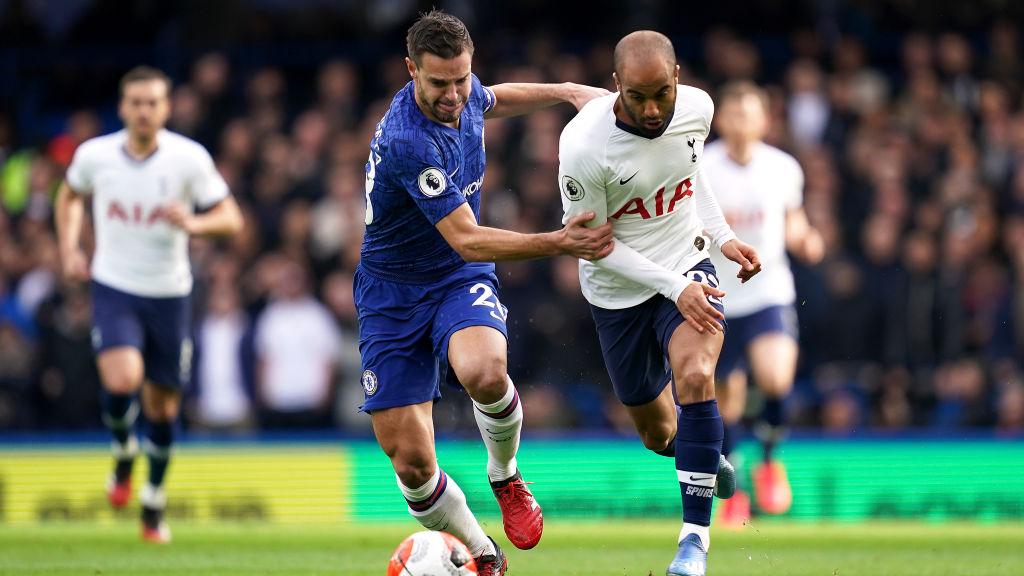Cesar Azpilicueta mencoba menghentikan Lucas Moura dalam laga Chelsea vs Tottenham Hotspur