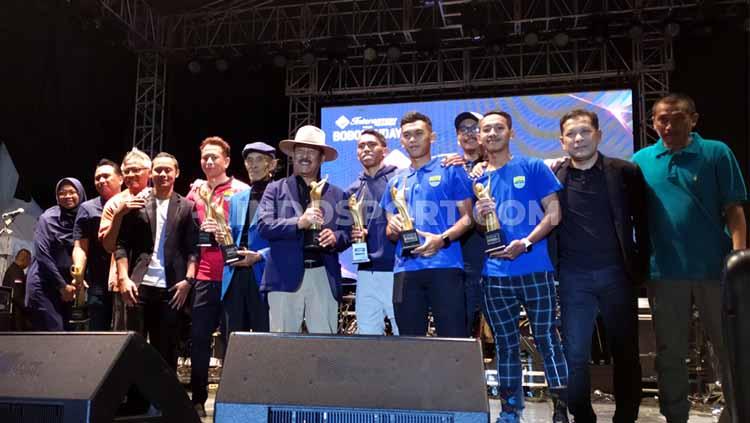 Peraih penghargaan dari FWP berfoto bersama ‎di saat acara Awarding yang bersamaan dengan kegiatan Bobotoh Day di Lapangan Tegalega, Kota Bandung, Sabtu (22/2/20). - INDOSPORT