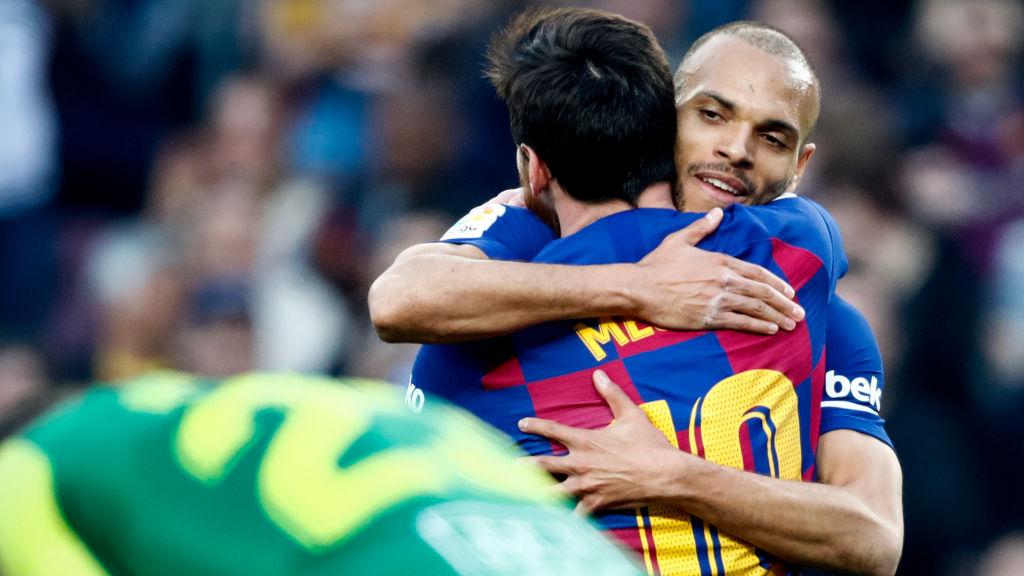 Lionel Messi memeluk Martin Braithwaite dalam laga Barcelona vs Eibar Copyright: David S. Bustamante/Soccrates/Getty Images