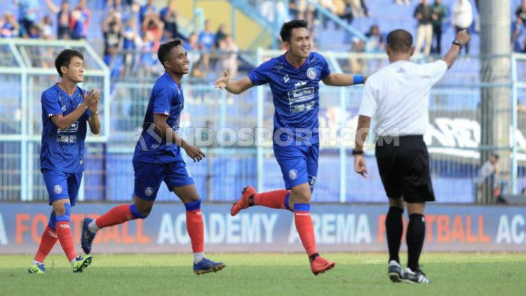 Arema FC kalahkan Barito Putera 3-0 di laga uji coba.