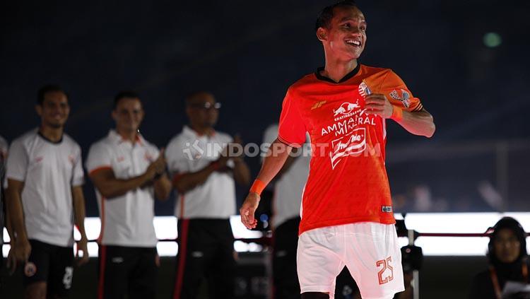 Senyum bahagia Marko Simic memamerkan jersey warna merah Persija Jakarta untuk Liga 1 2020.