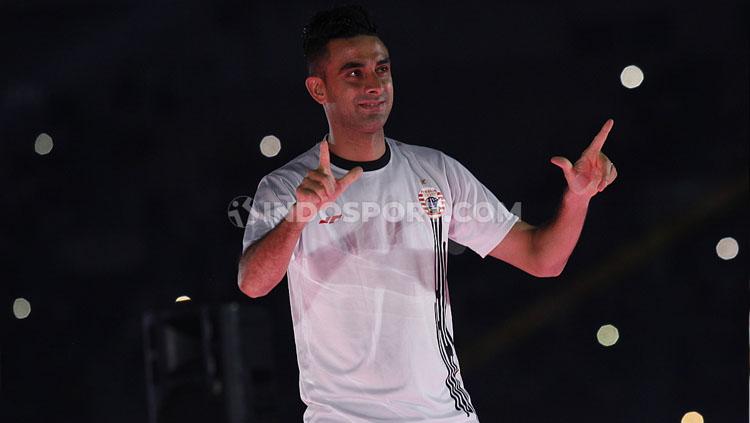 Otavio Dutra menunjukkan gesture Salam Jempol Telunjuk dalam launching tim Persija Jakarta jelang Liga 1 2020.