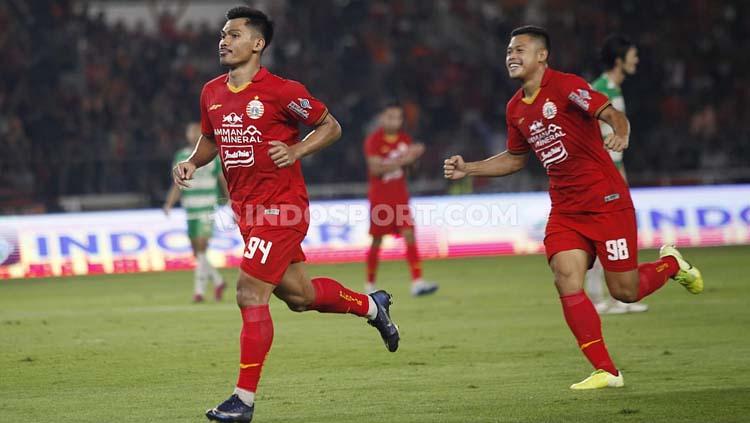 Striker muda klub Liga 1, Persija Jakarta, Heri Susanto (kiri) bersebrasi usai cetak gol ke gawang Geylang International - INDOSPORT