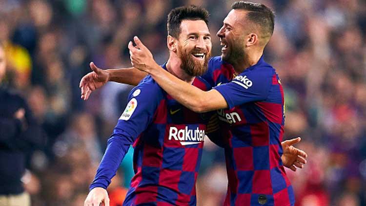 Dua pemain bintang klub Liga Spanyol, Barcelona, Lionel Messi (kiri) dan Jordi Alba. Copyright: Quality Sport Images/ GettyImages