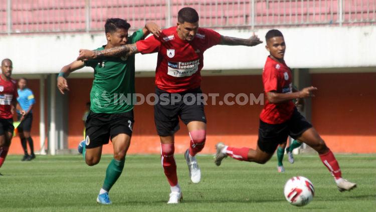 Winger PSS Sleman Irkham Mila berduel dengan bek Persipura Arthur Cunha dalam uji coba di Stadion Maguwoharjo, Sleman.