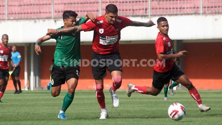 Winger PSS Sleman Irkham Mila berduel dengan bek Persipura Arthur Cunha dalam uji coba di Stadion Maguwoharjo, Sleman. Copyright: Ronald Seger Prabowo/INDOSPORT