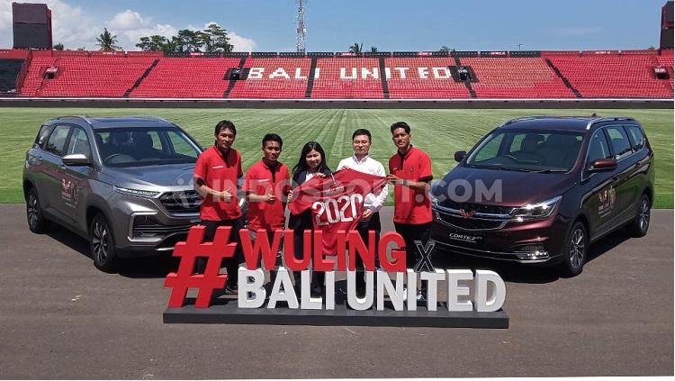 Perkenalan Wuling Motors sebagai sponsor Bali United di Stadion Kapten I Wayan Dipta, Gianyar, Senin (24/2/20). Foto: Nofik Lukman Hakim Copyright: Nofik Lukman Hakim/INDOSPORT