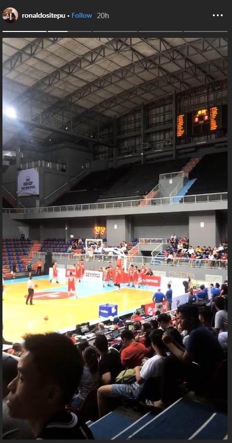 Ronalodo menonton langsung pertandingan FIBA Asia Championsips. Copyright: Instagram@ronaldositepu