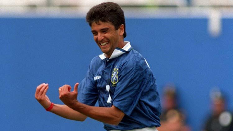 Bebeto saat berselebrasi menimang bayi di Piala Dunia 1994 melawan Belanda. - INDOSPORT