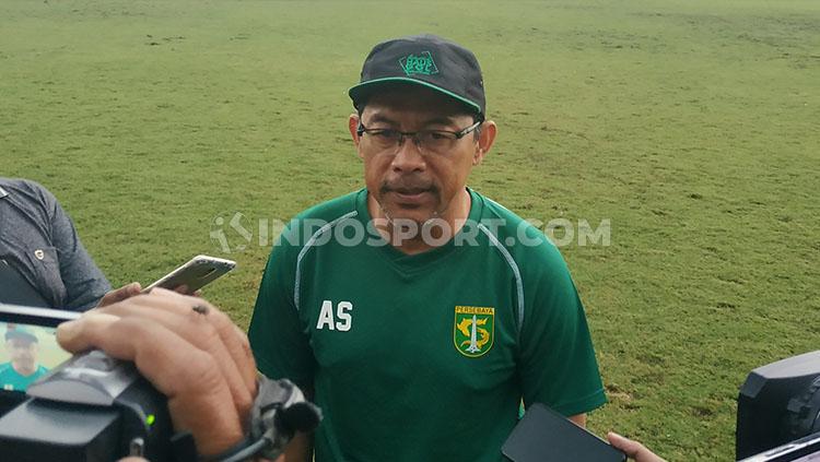 Pelatih Persebaya, Aji Santoso, bereaksi keras soal polemik Abduh Lestaluhu. Copyright: Fitra Herdian/INDOSPORT