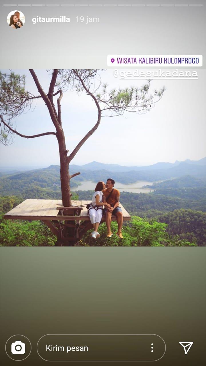 I Gede Sukadana mengajak sang istri tercinta untuk menjelajahi destinasi wisata yang ada di Yogyakarta. Copyright: Instagram Gita Urmilla