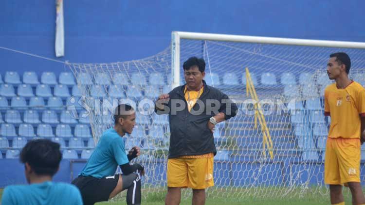Pelatih klub Liga 2, Sriwijaya FC, Budiarjo Thalib. Copyright: Effendi/INDOSPORT