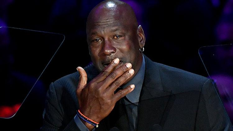 Legenda basket NBA, Michael Jordan tak kuasa menahan tangis saat memberikan pidato dalam penghormatan terakhir untuk Kobe Bryant dan Gianna Bryant di Staples Center Copyright: Kevork Djansezian/Getty Images